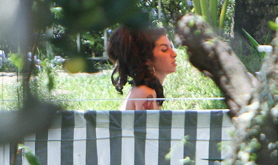 A cantora britânica Amy Winehouse passou a tarde nos jardins do Hotel Santa Teresa, no Rio