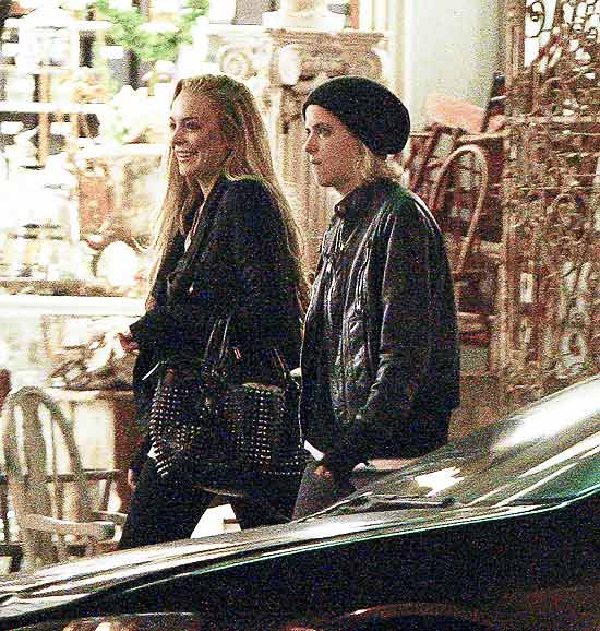 Lindsay Lohan e Samantha Ronson caminham em direo a restaurante em Venice Beach