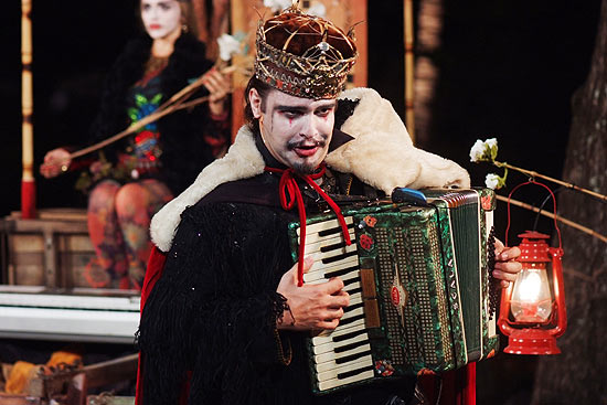O ator Marco Franca em cena de "Sua Incelena, Ricardo 3", apresentada em terreiro em frente  sede da companhia Clowns de Shakespeare, em Natal
