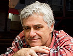 So Paulo, SP, Brasil. 08.10.2010. Revista. GPS. Escritor Reinaldo de Moraes, 60, no bar que frequenta nos jardins. (Foto: Maria do Carmo/ Folha Press)