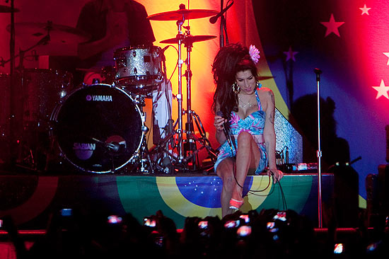 A cantora inglesa Amy Winehouse se apresenta em seu segundo show na arena HSBC, na zona oeste do Rio