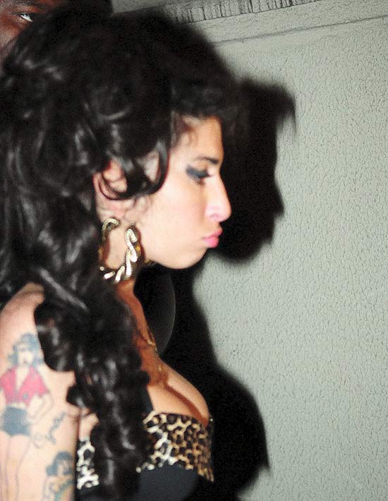 Amy Winehouse, que doou mais de 20 mil libras em roupas