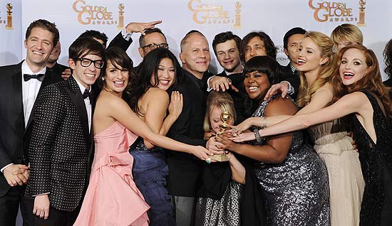Ryan Murphy (centro) com o elenco de "Glee" no Globo de Ouro