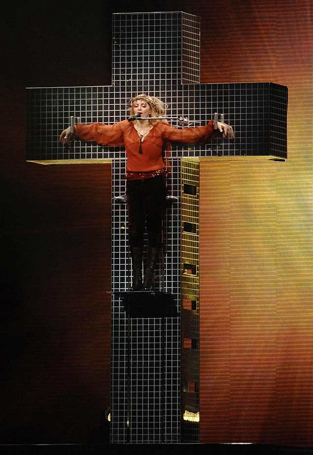 Com coroa de espinhos, Madonna é "crucificada" durante show em Cardiff (Inglaterra)