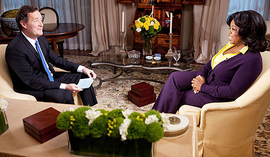 O jornalista britânico Piers Morgan entrevista Oprah Winfrey como substituto de Larry King na CNN