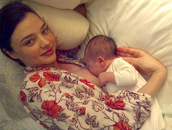 Miranda Kerr posta em seu blog pessoal a primeira foto de seu filho, Flynn, nascido no incio deste ms