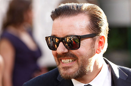 O humorista Ricky Gervais apresenta o Globo de Ouro neste domingo