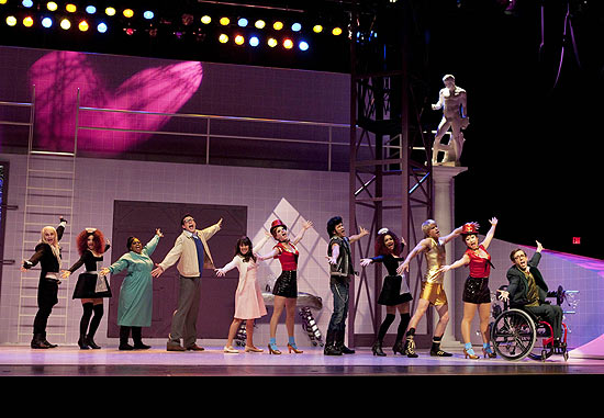 Cena da série "Glee"; musical deve ganhar versão nacional