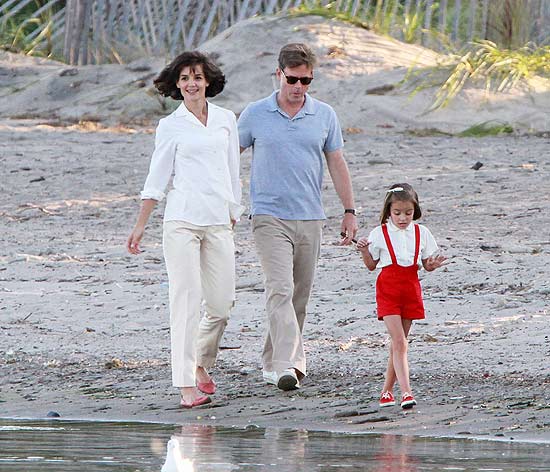 Os atores Katie Holmes e Greg Kinnear, com a filha na fico, em cena de "Os Kennedy"