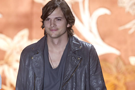 O ator Ashton Kutcher, durante desfile na São Paulo Fashion Week