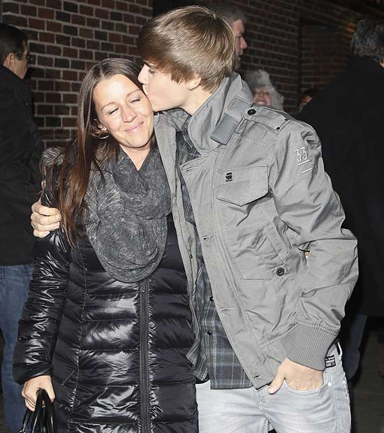 Justin Bieber beija a mãe, Pattie Mallette, em Nova York