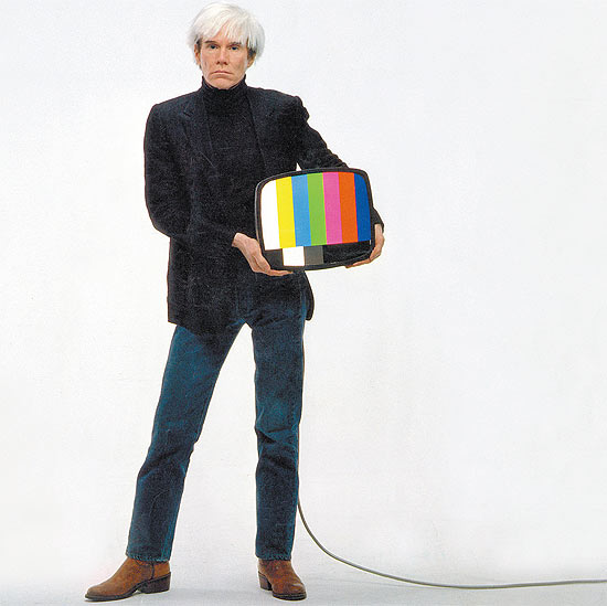 O artista plstico Andy Warhol, mestre da pop art, em comercial da TDK, em 1982