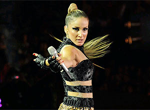 Claudia Leitte dança durante show