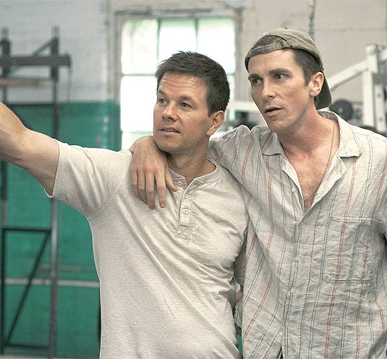 O lutador Micky Ward (Mark Wahlberg, esq.) como irmo, Dick Eklund (Christian Bale)