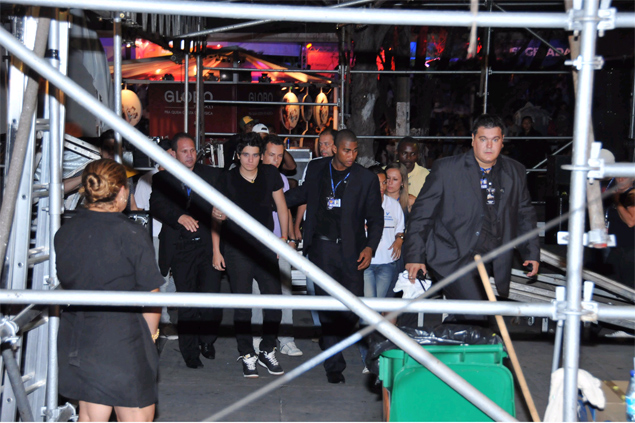 Luan Santana sai do show acompanhado por seguranças