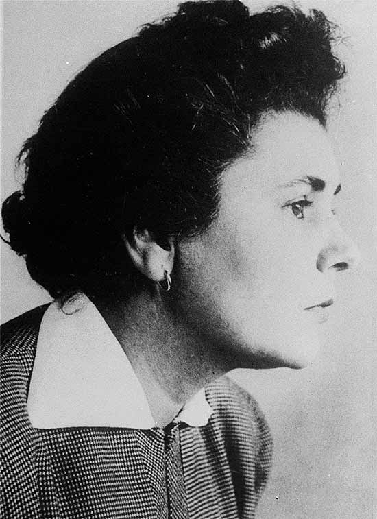 Elizabeth Bishop, cujo centenário de nascimento se comemora nesta terça-feira (8), em foto de 1951