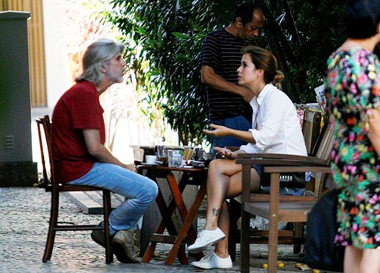 Oswaldo Montenegro e Paloma Duarte tomam café no Leblon