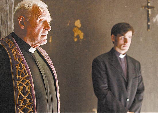Anthony Hopkins, que interpreta o padre Lucas, e Colin O' Donoghue, como seminarista, no longa de Mikael Hafstrm