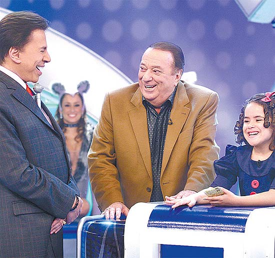 Raul Gil e a menina Maísa participam do quadro Jogo das 3 Pistas, no "Programa Silvio Santos" (SBT)