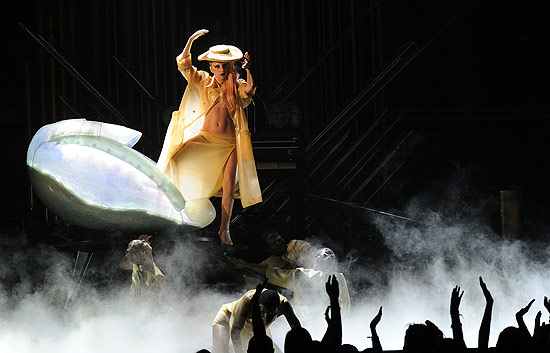 A cantora Lady Gaga sai de dentro do "ovo" em performance no Grammy