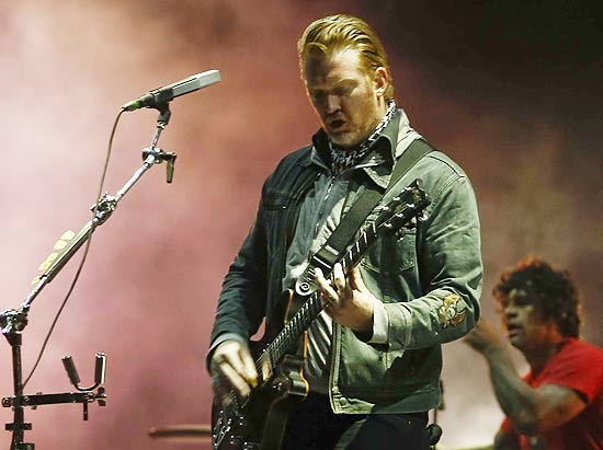 Josh Homme durante show da banda Queens of the Stone Age, no festival SWU, em Itu