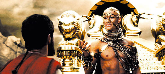 Os atores Rodrigo Santoro (dir.) caracterizado como o rei Xerxes e Gerard Butler durante cena do filme "300", com direção de Zack Snyder