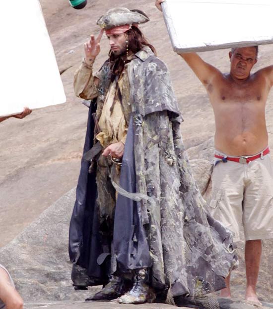O ator Henri Castelli caracterizado como pirata em gravao da srie "Acampamento de Frias" em praia no Rio