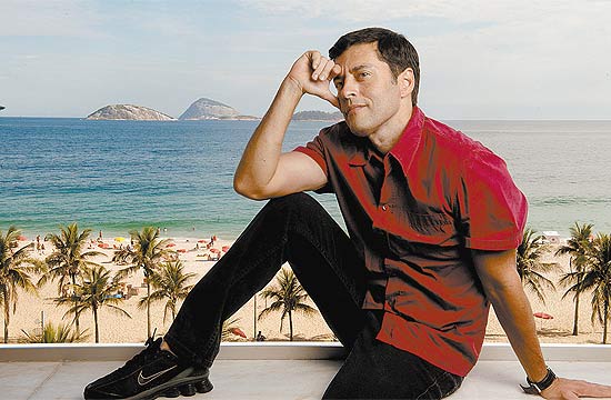 Tiago Santiago, 47, autor da novela "Amor e Revoluo", em seu escritrio em Ipanema, na zona sul do Rio de Janeiro