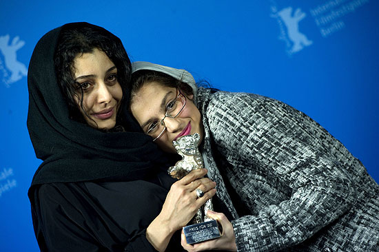 Atrizes iraniana Sareh Bayat e Sarina Farhadi recebem o Urso de Ouro no festival de Berlim