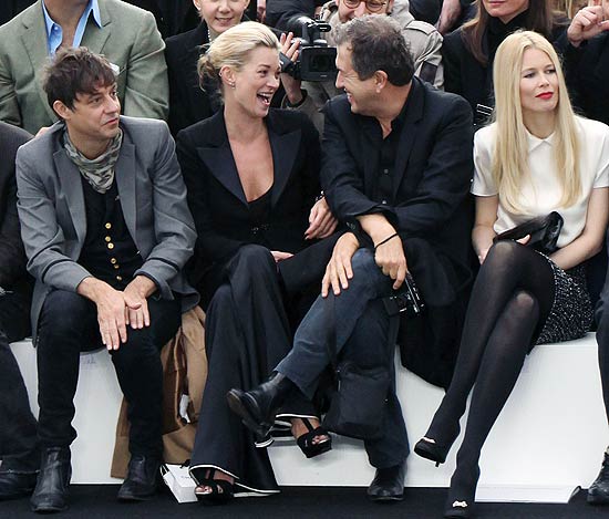 Jamie Hince, Kate Moss, Mario Testino e Claudia Schiffer assistem desfile da grife Chanel, na Semana de Moda de Paris