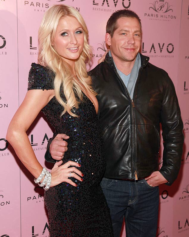 Paris Hilton e seu namorado Cy Waits posam para foto na festa de aniversrio da socialite em Nova York