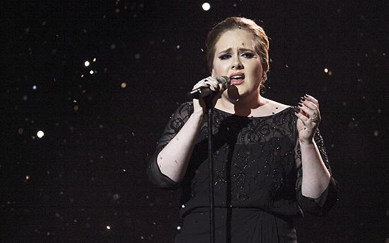 A cantora Adele em apresentao no Brit Awards 2011 em Londres