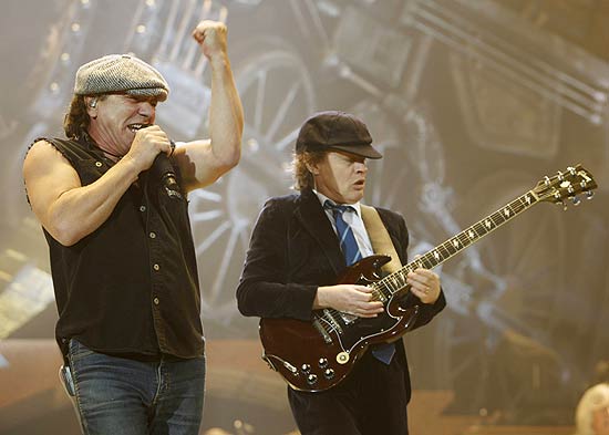 Brian Johnson e Angus Young, do AC/DC, durante apresentação em Illinois em outubro de 2008
