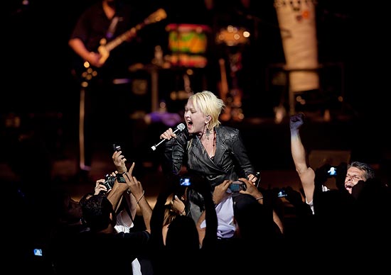 A cantora norte-americana Cyndi Lauper na Via Funchal, em São Paulo, ontem