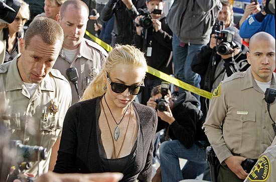Lindsay Lohan chega a tribunal de Los Angeles para se defender da acusao de furto