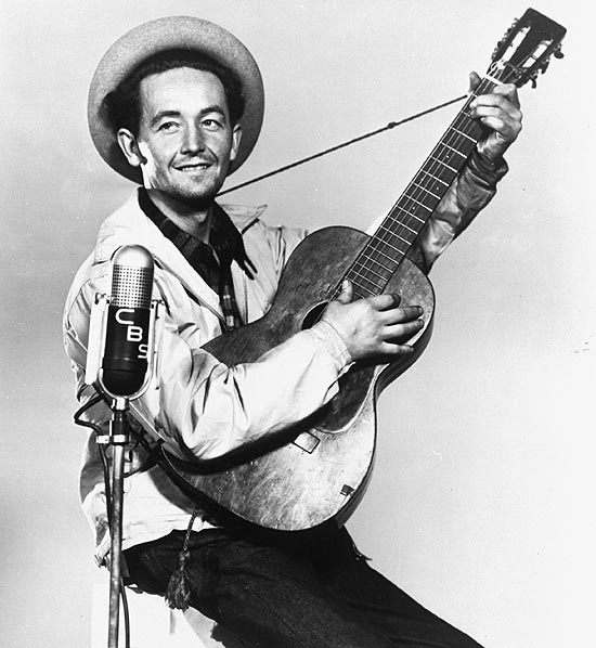 O cantor folk norte-americano Woody Guthrie em foto de 1944