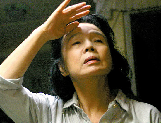 Yun Jeong-hie em cena de "Poesia"