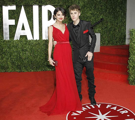 Selena Gomez e o cantor Justin Bieber chegam a festa após a cerimônia do Oscar em fevereiro deste ano