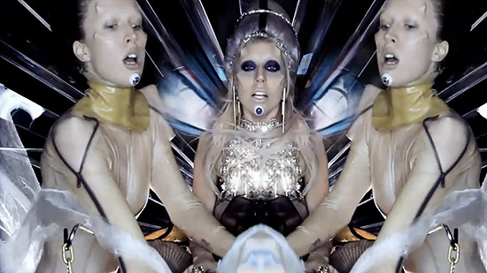 A cantora Lady Gaga (ao centro), junto com duas verses da top brasileira Raquel Zimmermann em cena do clipe da msica "Born this Way"