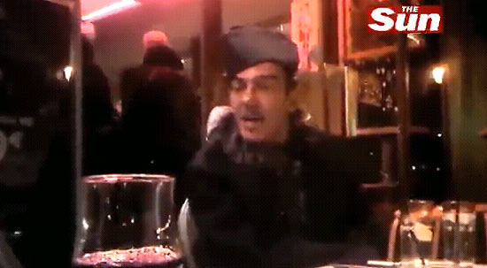 Reprodução do vídeo do site do tabloide ingês mostra Galliano bêbado
