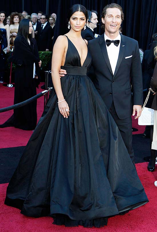 A modelo brasileira Camila Alves com o marido, o ator Matthew McConaughey, no tapete vermelho do Oscar