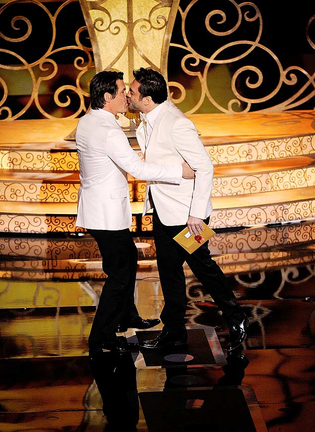 Josh Brolin (esq.) e Javier Bardem se beijam durante a cerimônia de entrega do Oscar, na madrugada de domingo para segunda