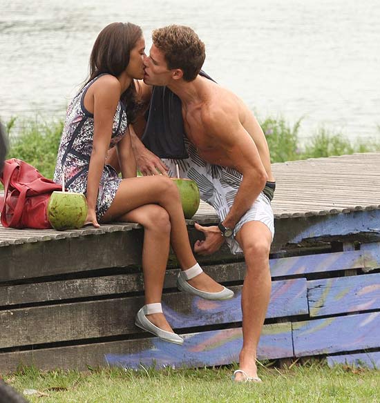 Jonatas Faro beija atriz durante gravao de cenas da novela "Insensato Corao" na Lagoa Rodrigo de Freitas, no Rio