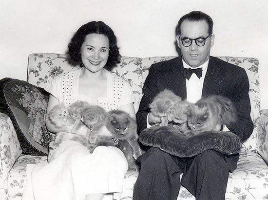 Aracy de Carvalho e o escritor Guimarães Rosa posa com gatinhos no colo em 1957