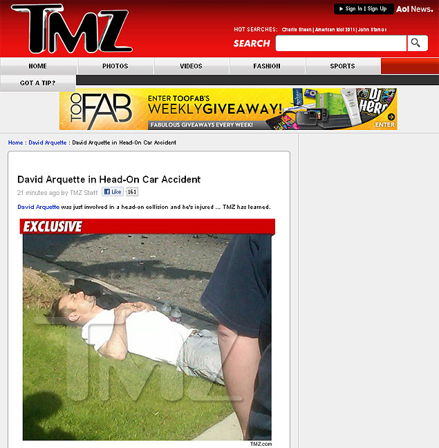 O ator David Arquette aguarda ambulância após sofrer acidente grave em Los Angeles
