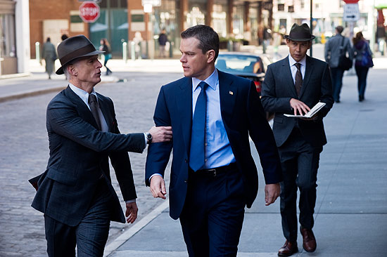 John Slattery (esq.) e Matt Damon em cena do filme &quot;Os Agentes do Destino&quot;