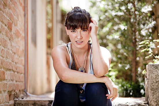 A cantora e compostira Tiê em sua casa, ela está lançando novo disco.