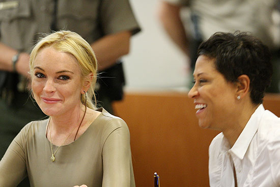 Lindsay Lohan e sua advogada Shawn Chapman Holley durante audincia em Los Angeles