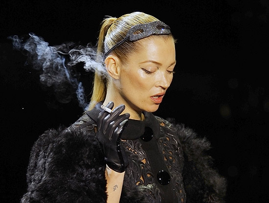 A modelo britnica Kate Moss, que fumou um cigarro durante o desfile da coleo da Louis Vuitton na Semana de Moda de Paris