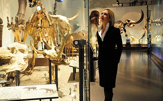 Adriana Esteves, que vai viver a paleontloga Jlia em "Morde & Assopra", grava cena da novela em um museu em Tquio